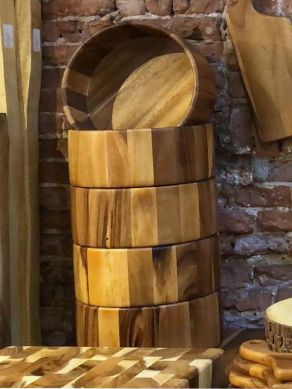 Salad bowl in acacia wood