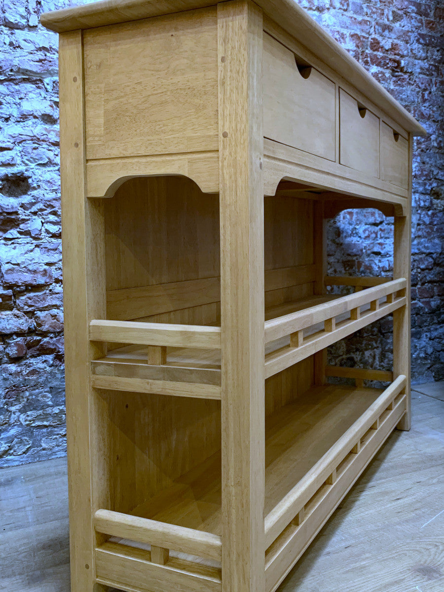 Dresser with 3 drawers