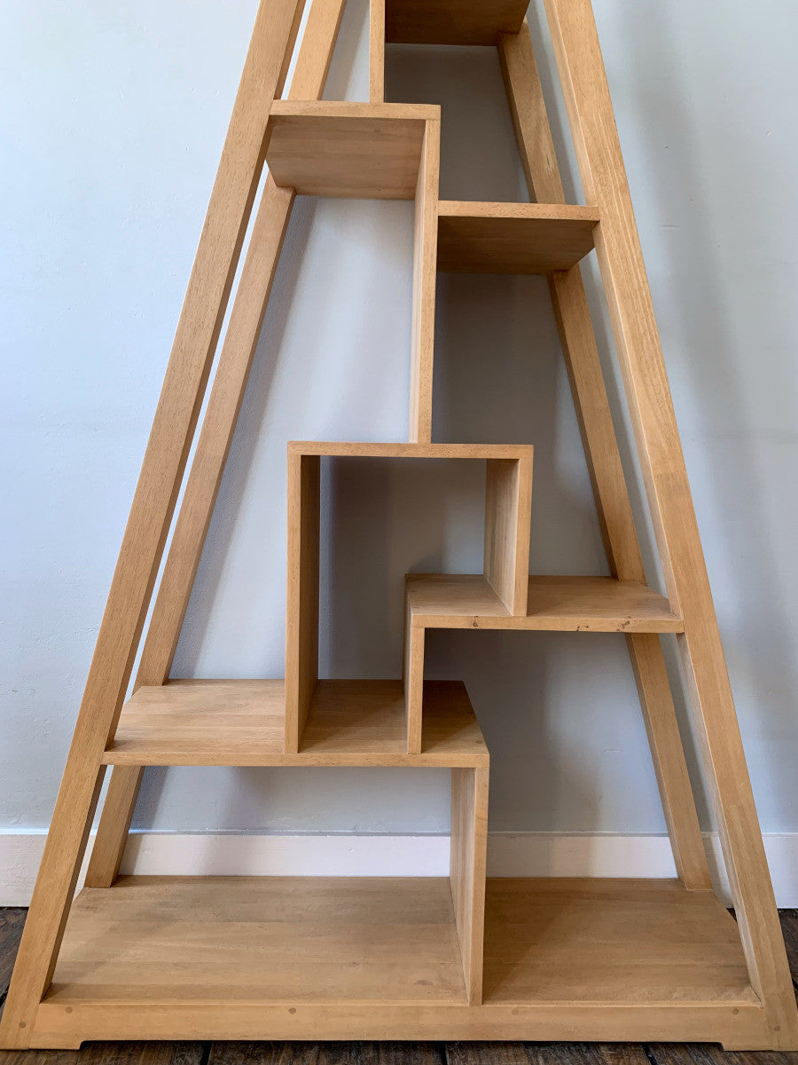 Triangular bookshelf