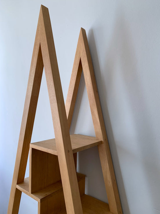 Triangular bookshelf