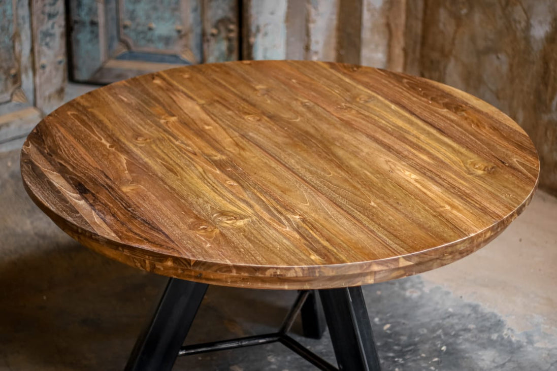 LINDON | Round Dining table, Center leg in steel