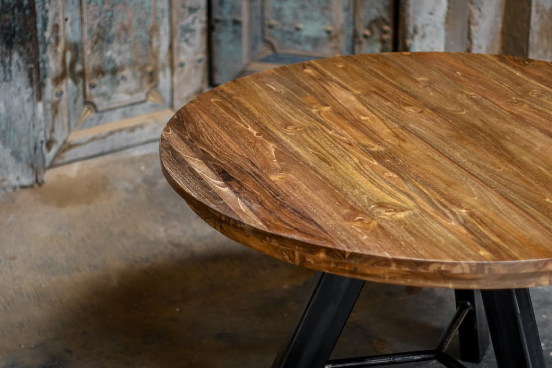LINDON | Round Dining table, Center leg in steel