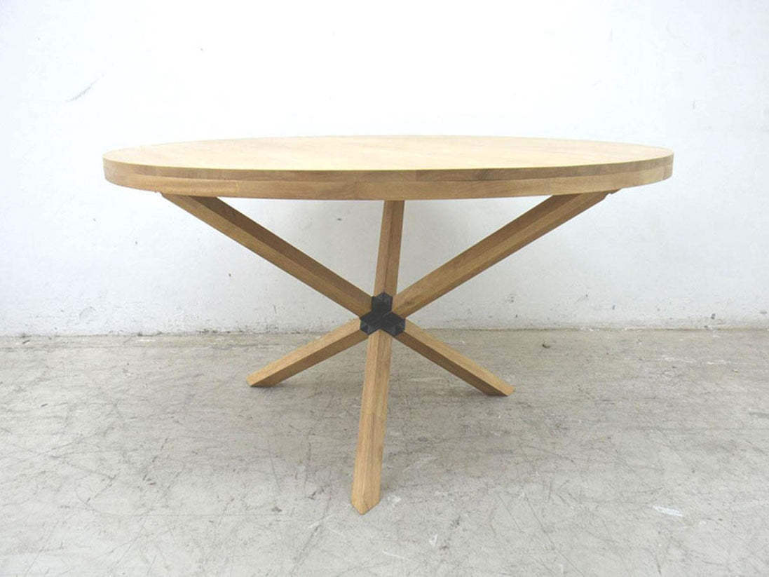 Round dining table, Tripod legs