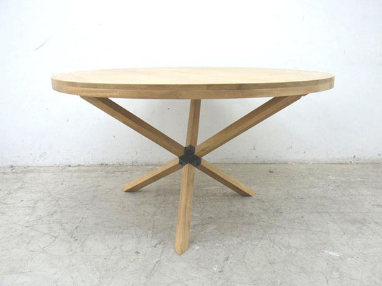 Round dining table, Tripod legs